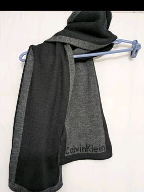 Calvin Klein Men’s Black & Gray Reversible Knit Scarf